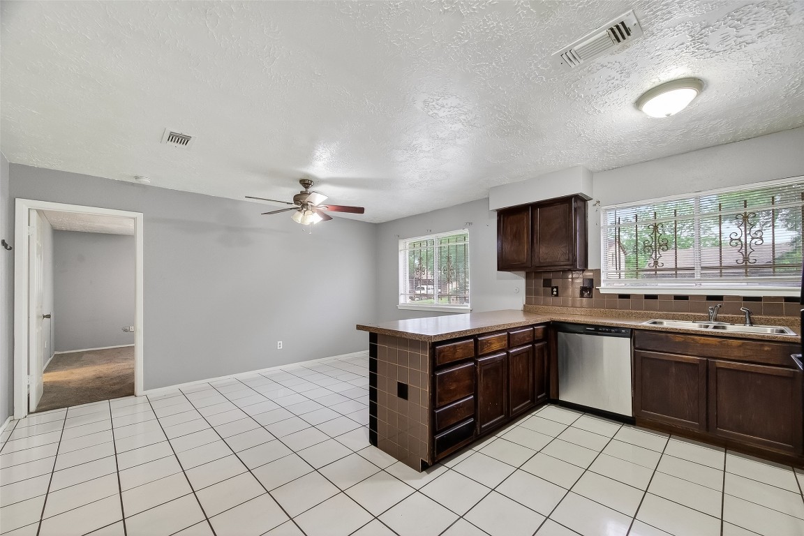11839 Hallowing Point Road Houston, TX 77067 - Photo 13 of 32