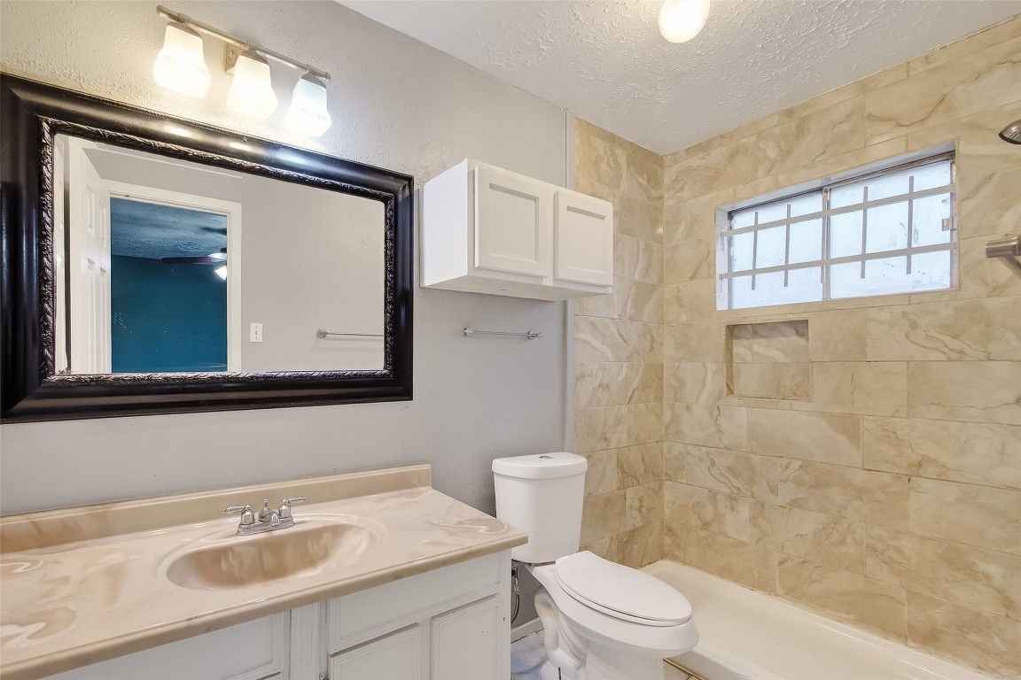 11839 Hallowing Point Road Houston, TX 77067 - Photo 18 of 32