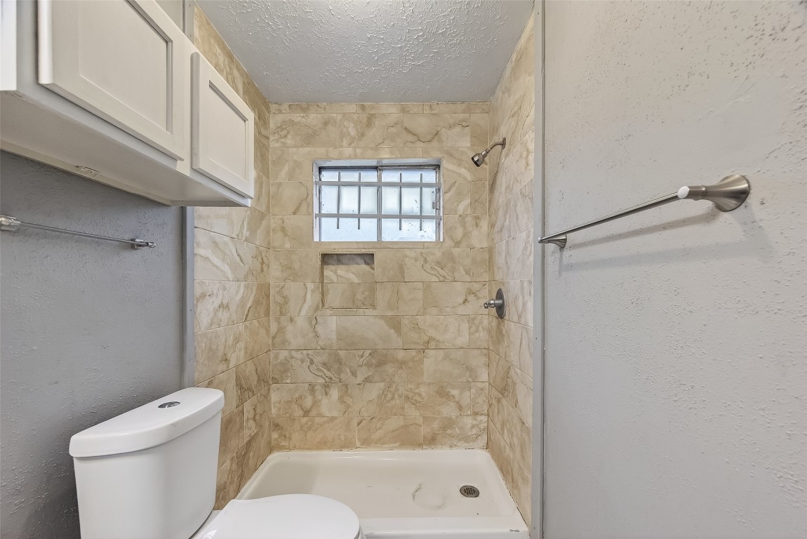 11839 Hallowing Point Road Houston, TX 77067 - Photo 20 of 32