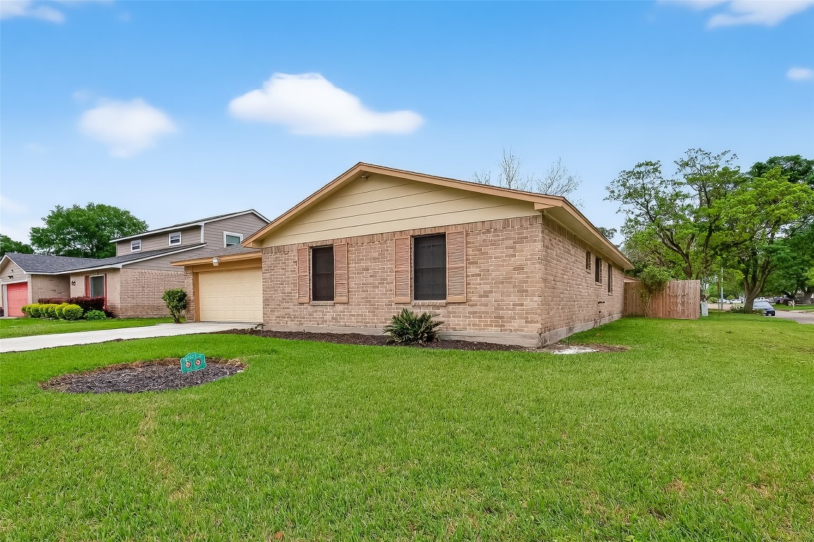 11839 Hallowing Point Road Houston, TX 77067 - Photo 2 of 32
