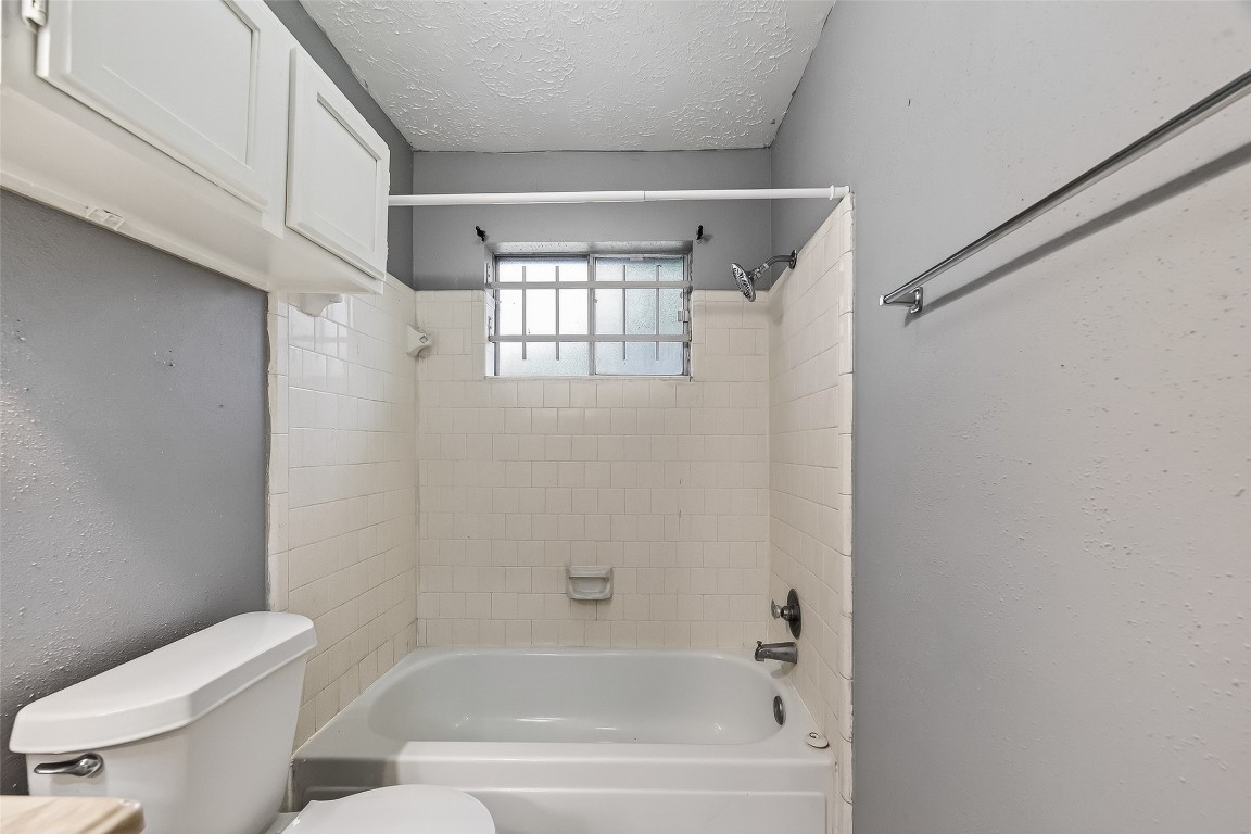 11839 Hallowing Point Road Houston, TX 77067 - Photo 23 of 32