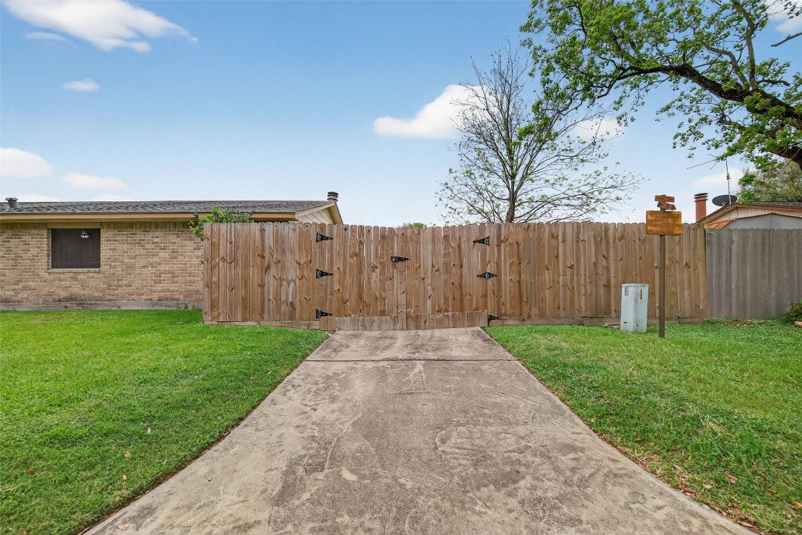 11839 Hallowing Point Road Houston, TX 77067 - Photo 27 of 32