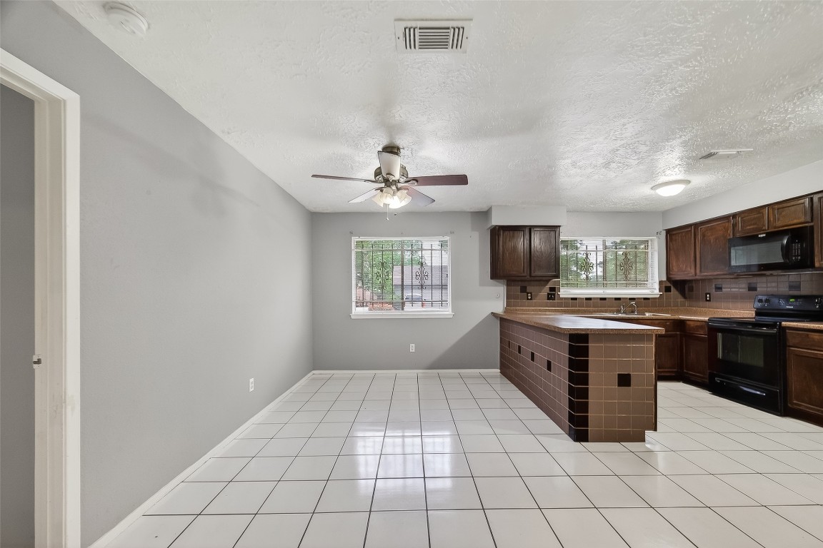 11839 Hallowing Point Road Houston, TX 77067 - Photo 7 of 32