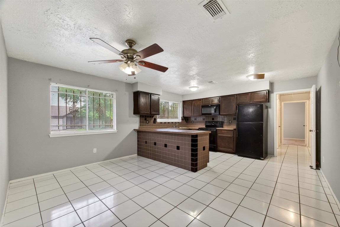 11839 Hallowing Point Road Houston, TX 77067 - Photo 8 of 32