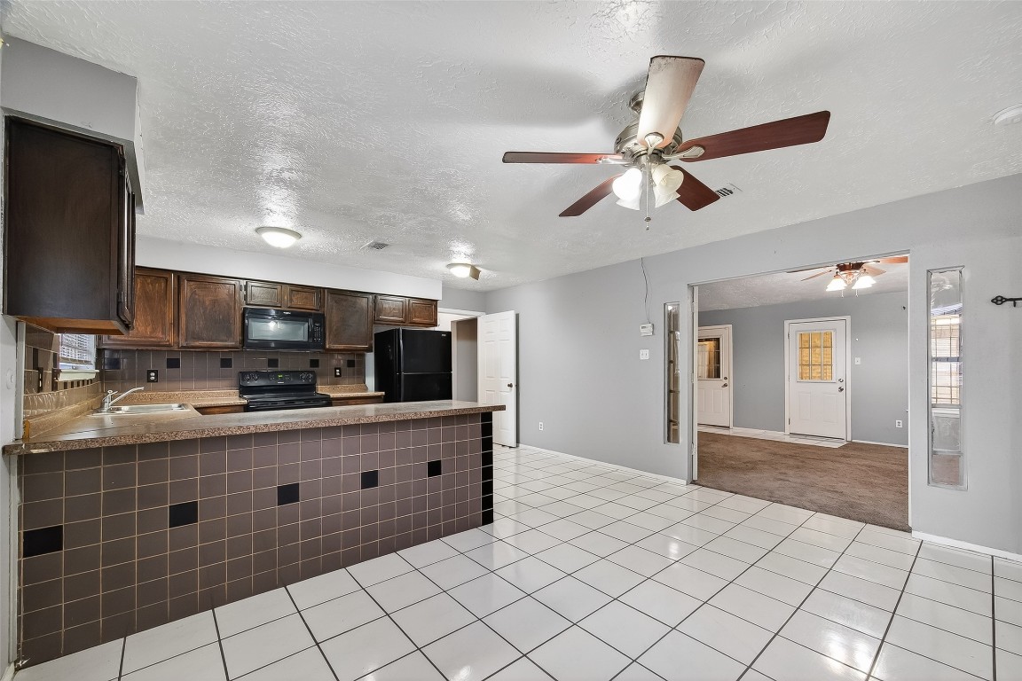 11839 Hallowing Point Road Houston, TX 77067 - Photo 9 of 32