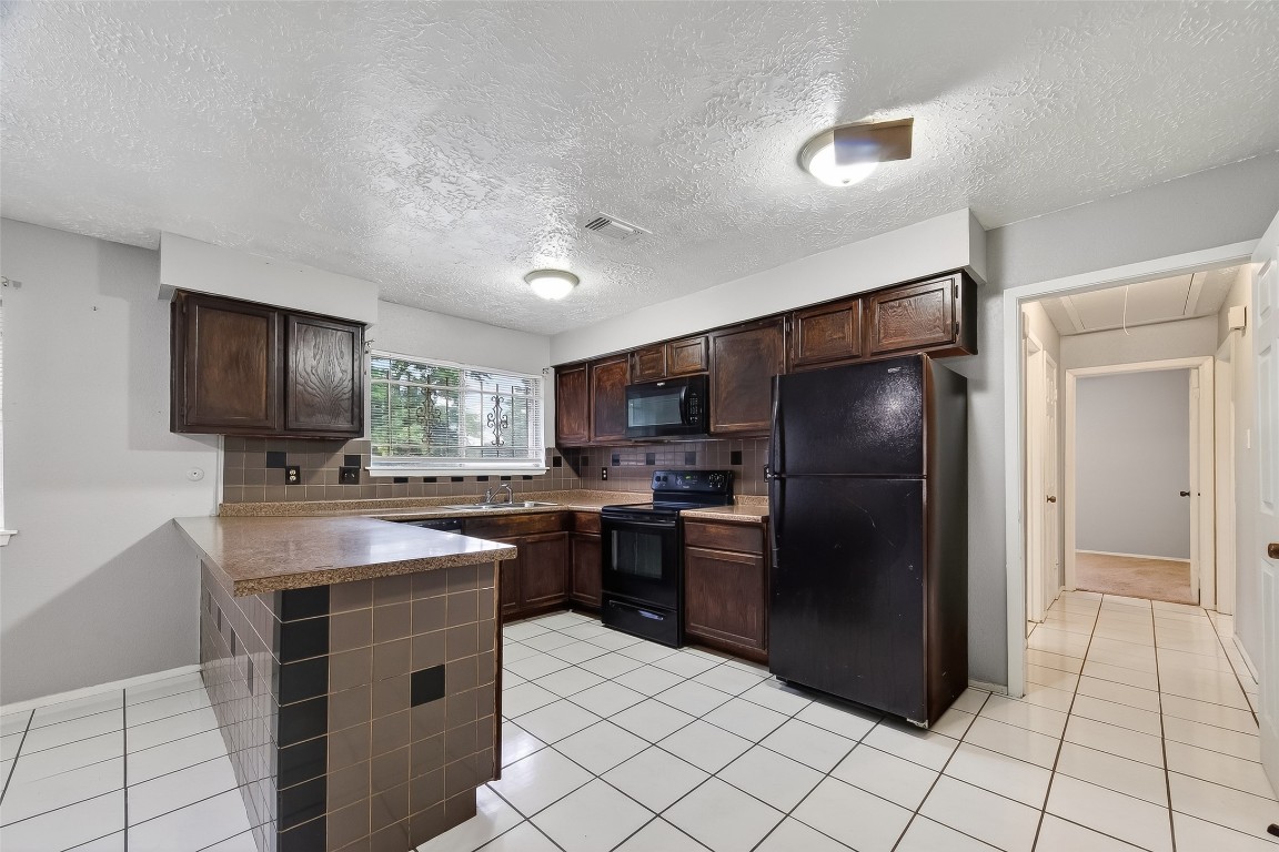 11839 Hallowing Point Road Houston, TX 77067 - Photo 10 of 32