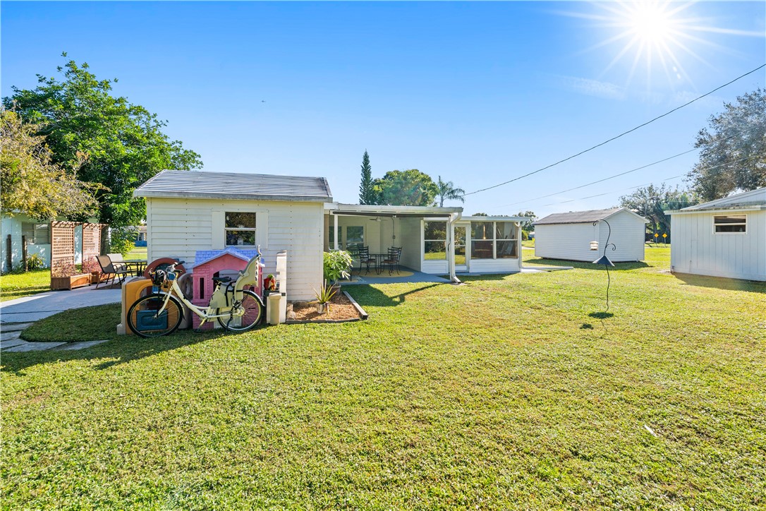 1621 5th Avenue Vero Beach, FL 32960 - Photo 31 of 35 a view of a house with outdoor space and swimming pool