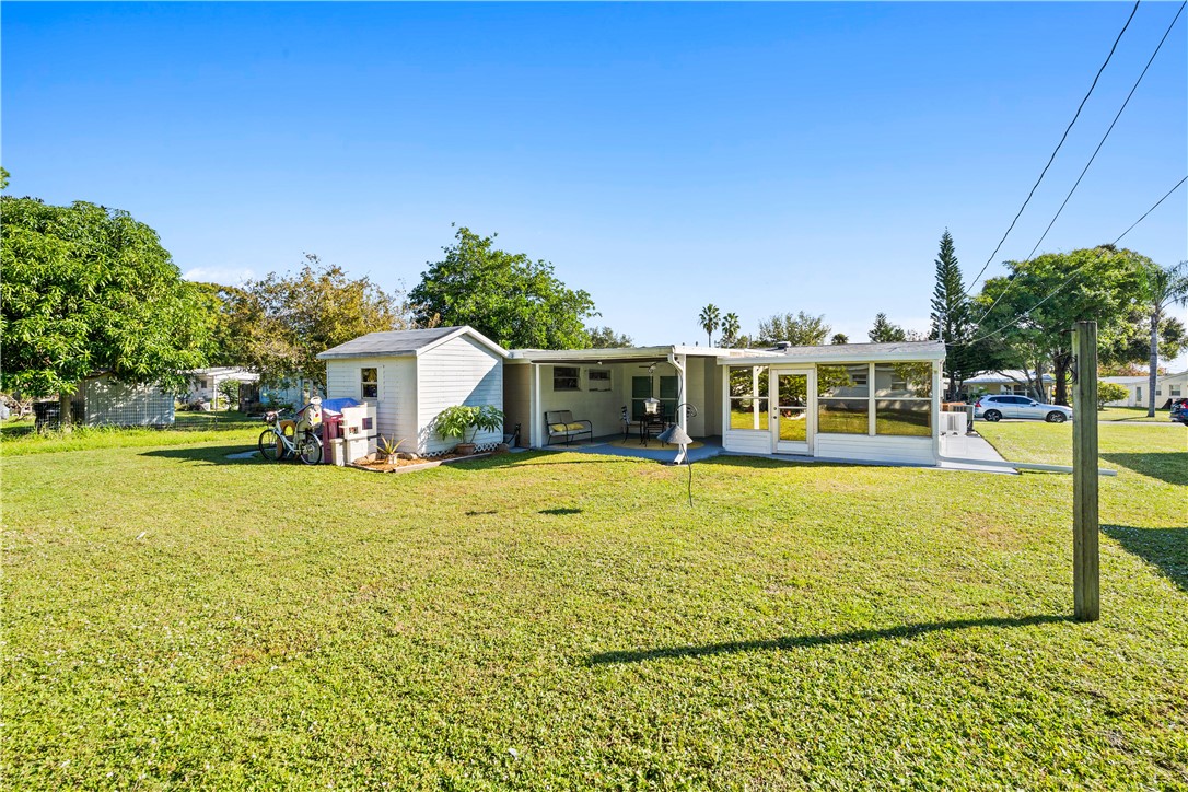 1621 5th Avenue Vero Beach, FL 32960 - Photo 32 of 35 a front view of a house with a garden