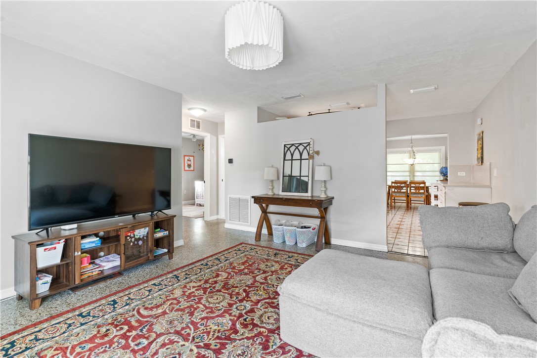 1621 5th Avenue Vero Beach, FL 32960 - Photo 5 of 35 a living room with furniture and a flat screen tv