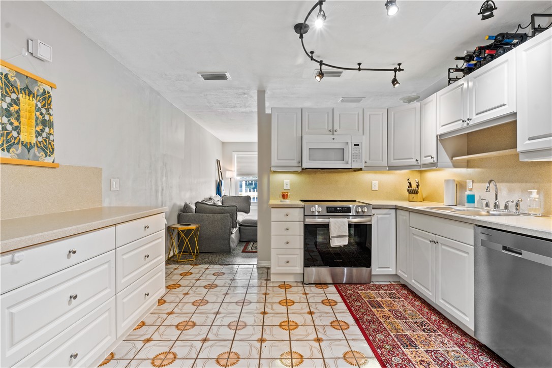 1621 5th Avenue Vero Beach, FL 32960 - Photo 7 of 35 a kitchen with granite countertop appliances and cabinets