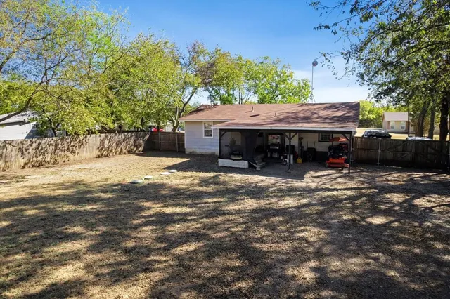 a view of a backyard