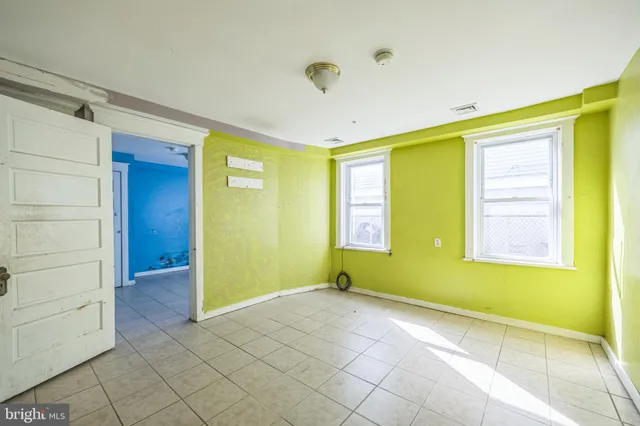 a view of empty room with window