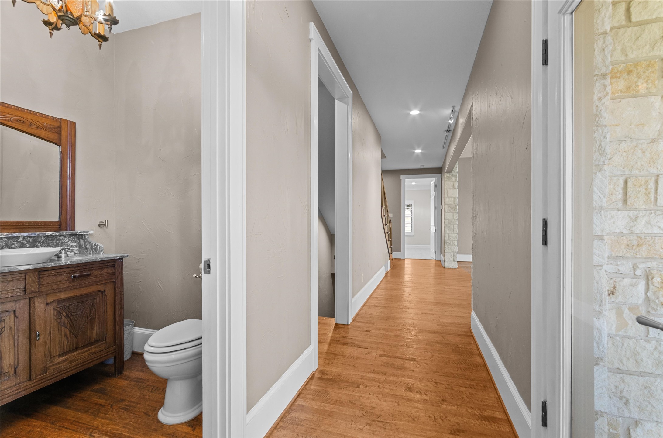 913 South Ridge Road Salado, TX 76571 - Photo 14 of 40 Half-bath on main level - hallway to primary bed on main.