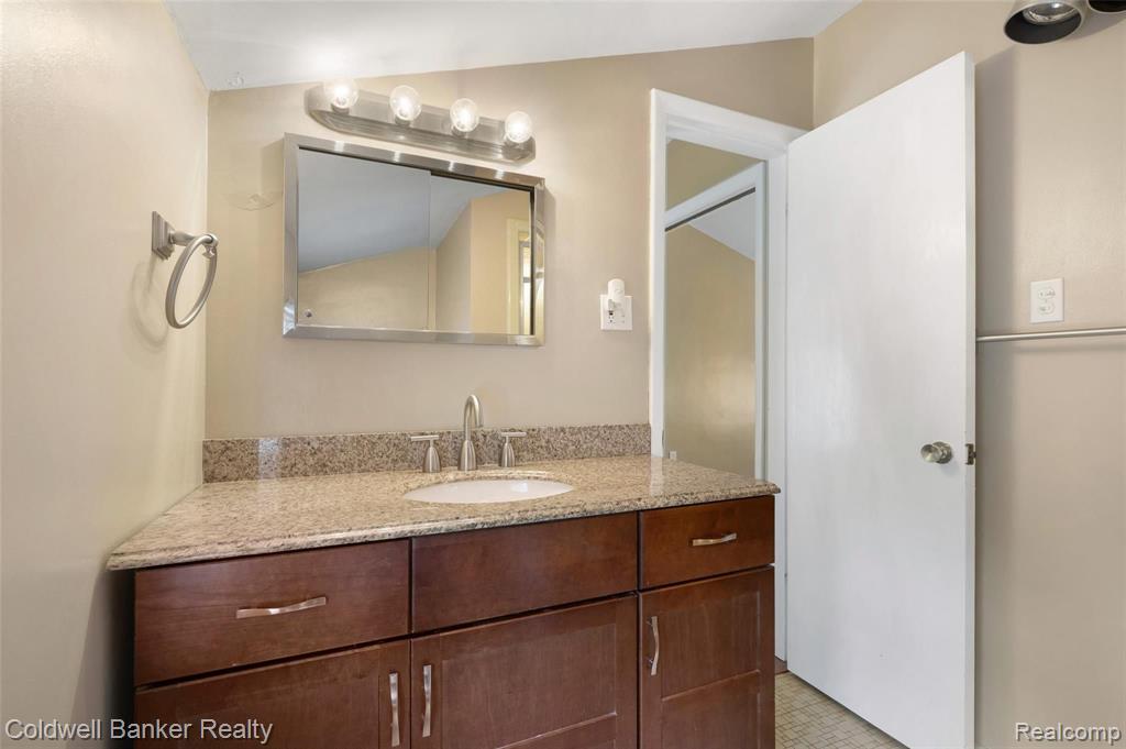 1272 East Square Lake Road Bloomfield Hills, MI 48304 - Photo 22 of 36