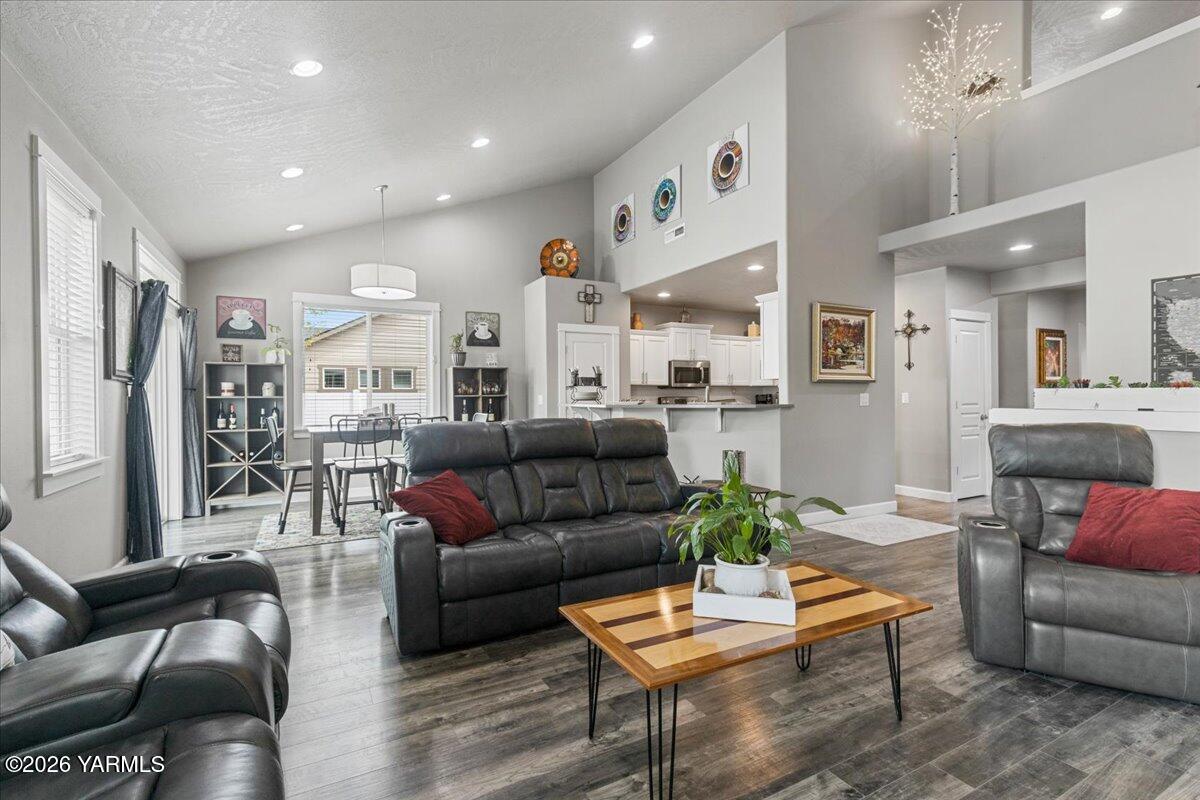 7803 Fremont Way Yakima, WA 98908 - Photo 12 of 49 Family room and dining area