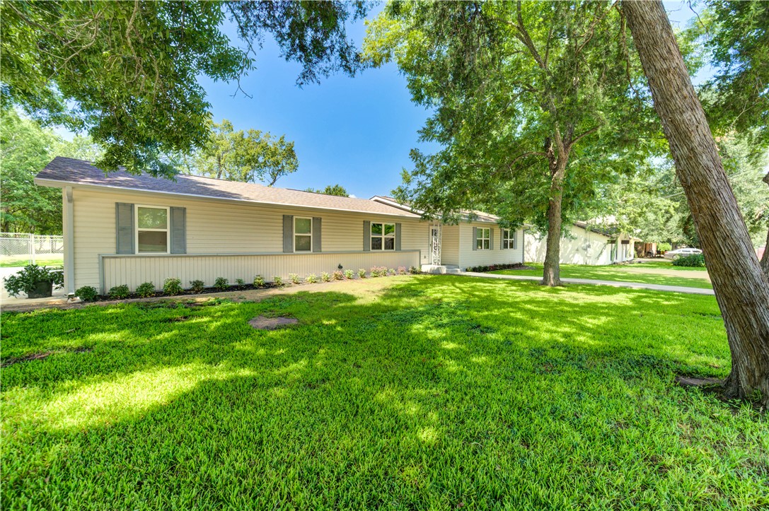 703 Horlock Street Navasota, TX 77868 - Photo 5 of 37
