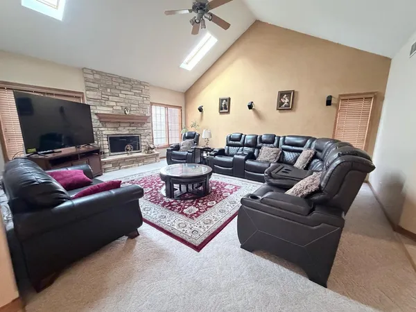 $4,400 | 3823 Sunburst Lane, Naperville, IL 60564