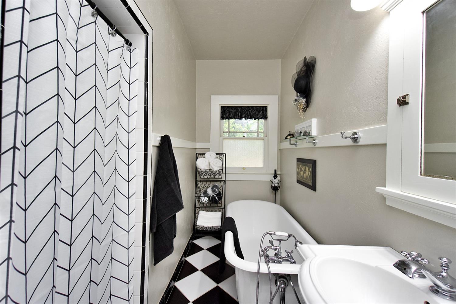 2220 Dewitt Avenue Clovis, CA 93612 - Photo 22 of 44 a bathroom with a sink and a mirror