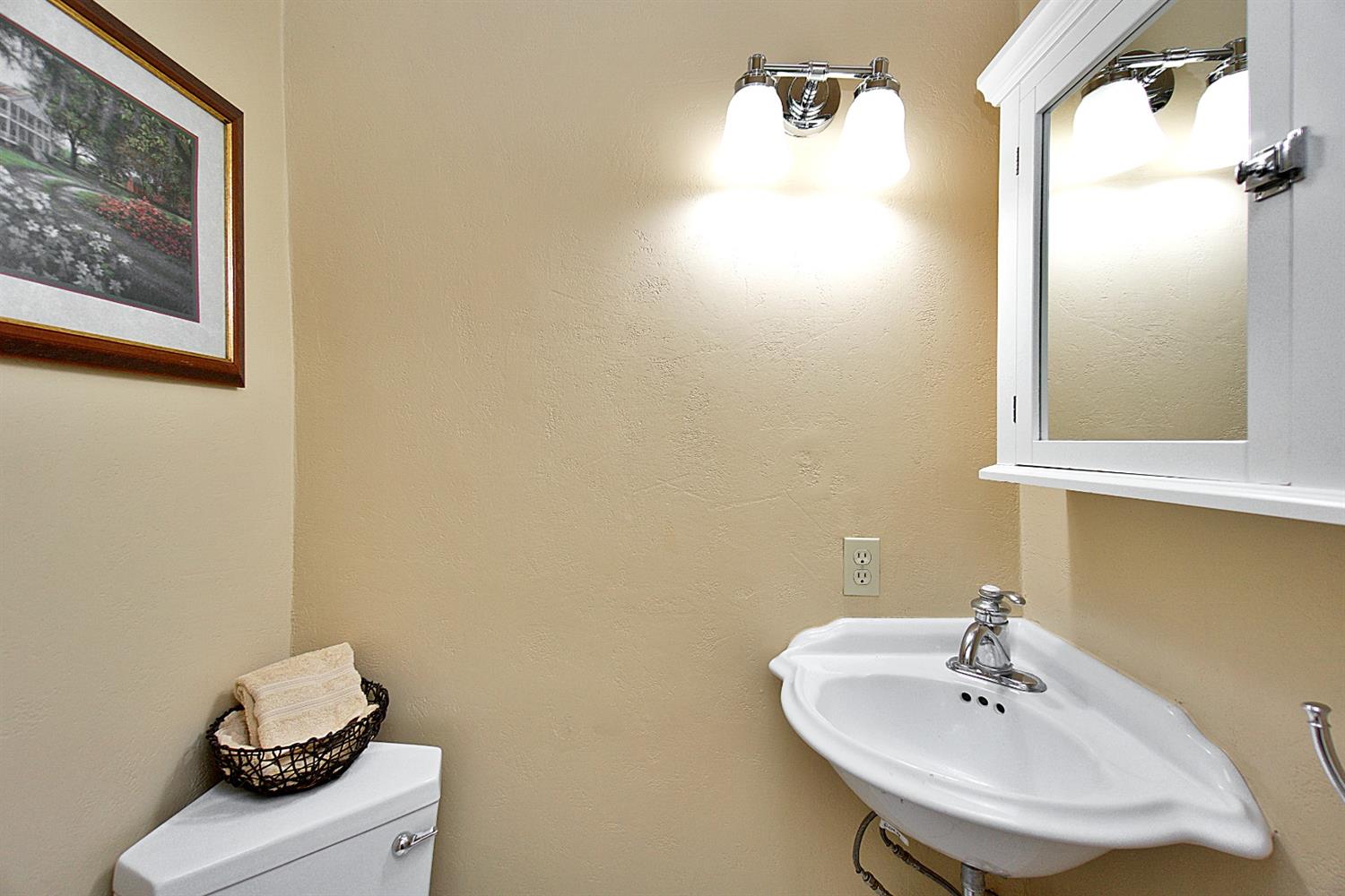 2220 Dewitt Avenue Clovis, CA 93612 - Photo 31 of 44 a bathroom with a sink and a mirror