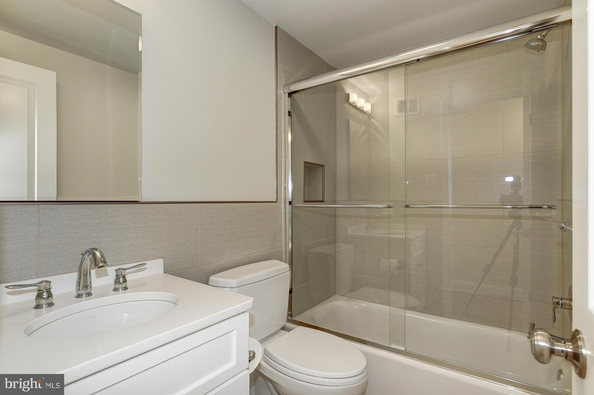 8207 Postoak Road Potomac, MD 20854 - Photo 27 of 30 Hall Bath