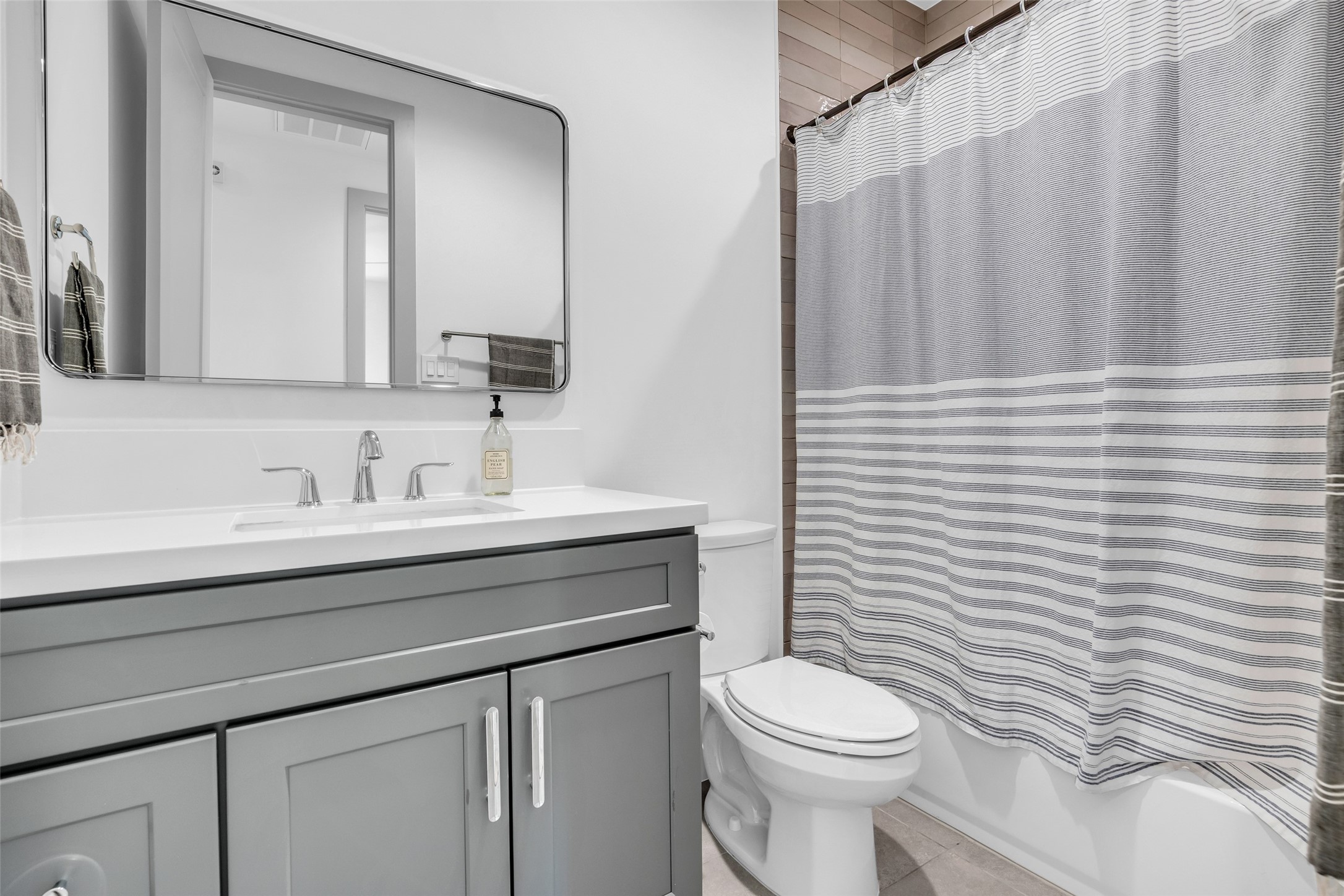 1724 Ridgewood Street Houston, TX 77006 - Photo 27 of 38 The shared bathroom between the two secondary bedrooms features a tub and shower combination, providing a functional and convenient space for family members or guests.