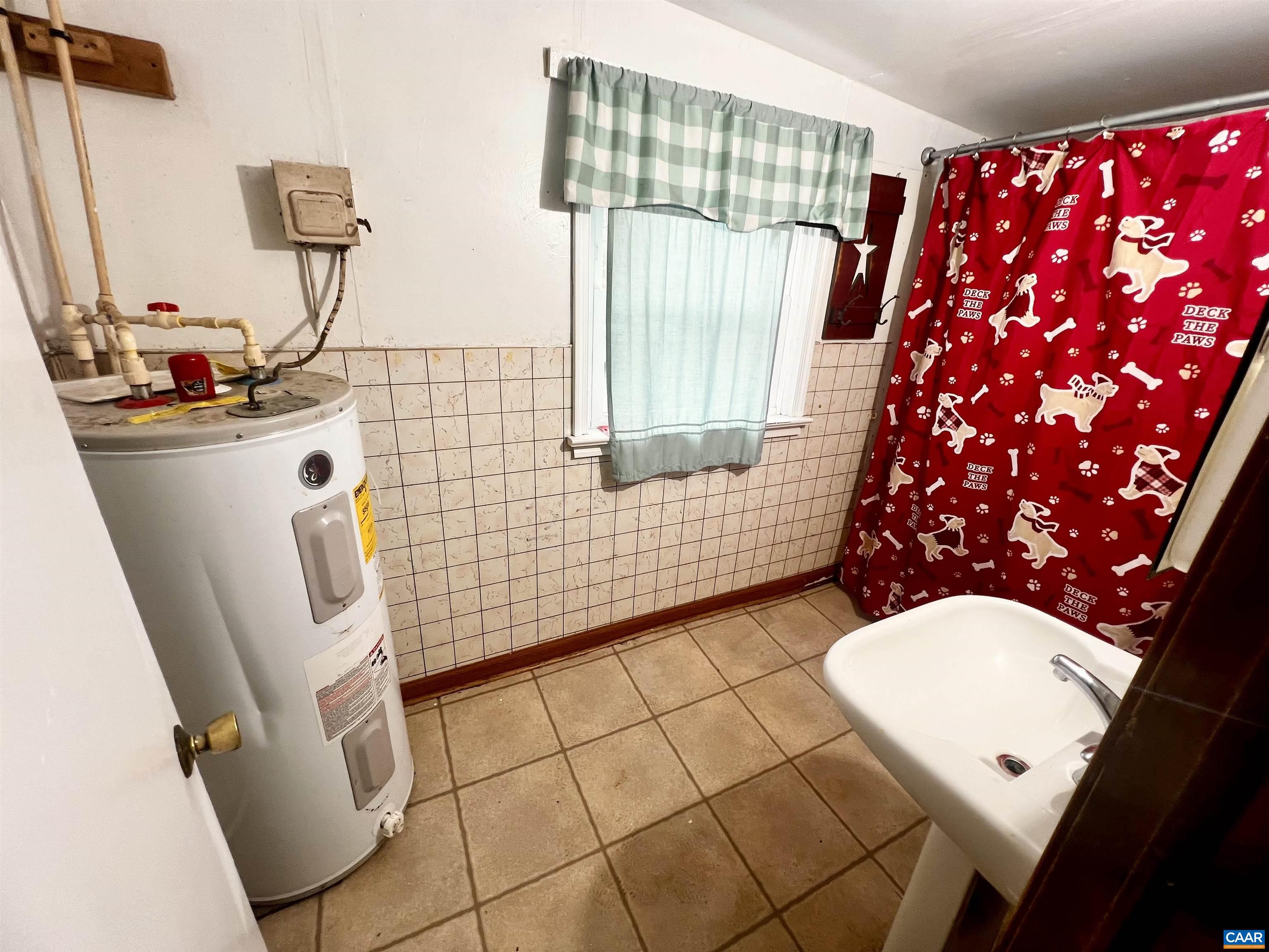 2753 Ridge Road Arvonia, VA 23004 - Photo 11 of 16 a bathroom with a sink toilet and shower
