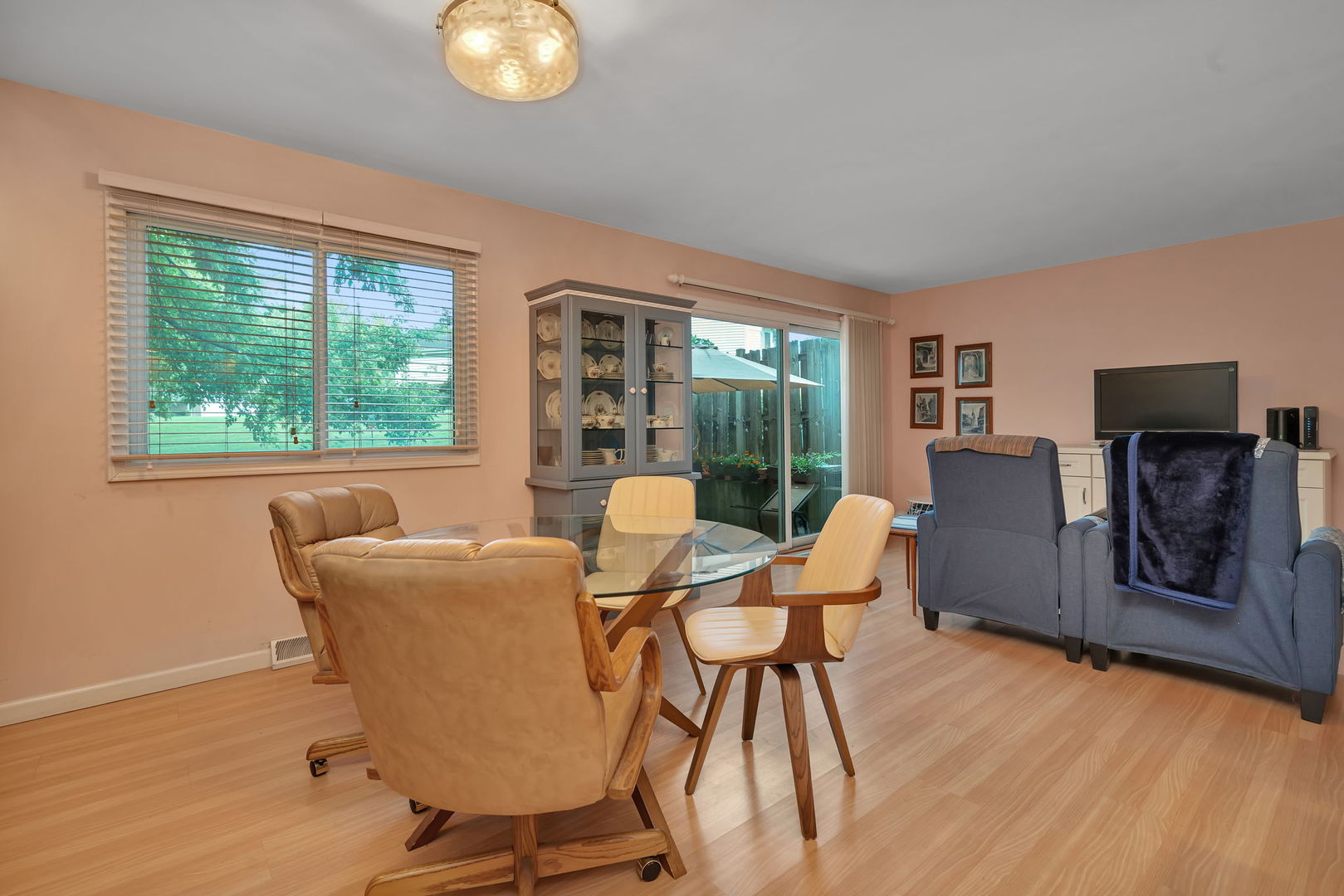 522 Julie Road Bolingbrook, IL 60440 - Photo 4 of 28 a view of a livingroom with furniture and a window