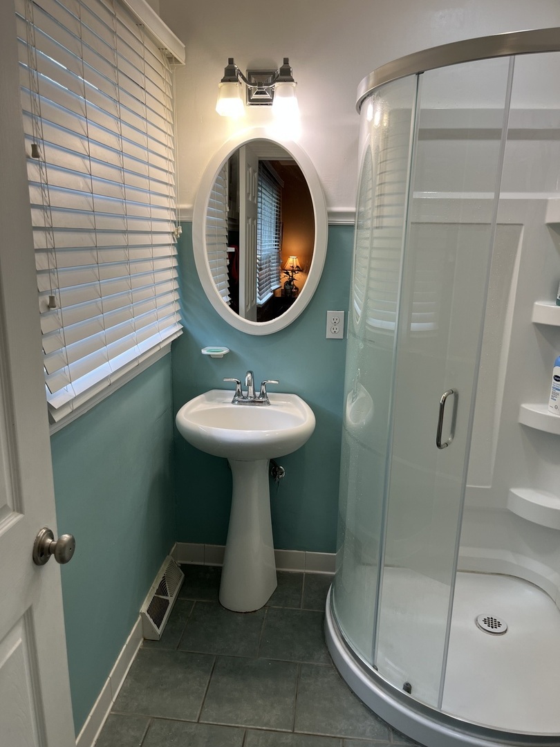 18751 Kings Road Homewood, IL 60430 - Photo 17 of 35 a bathroom with a sink toilet and a mirror