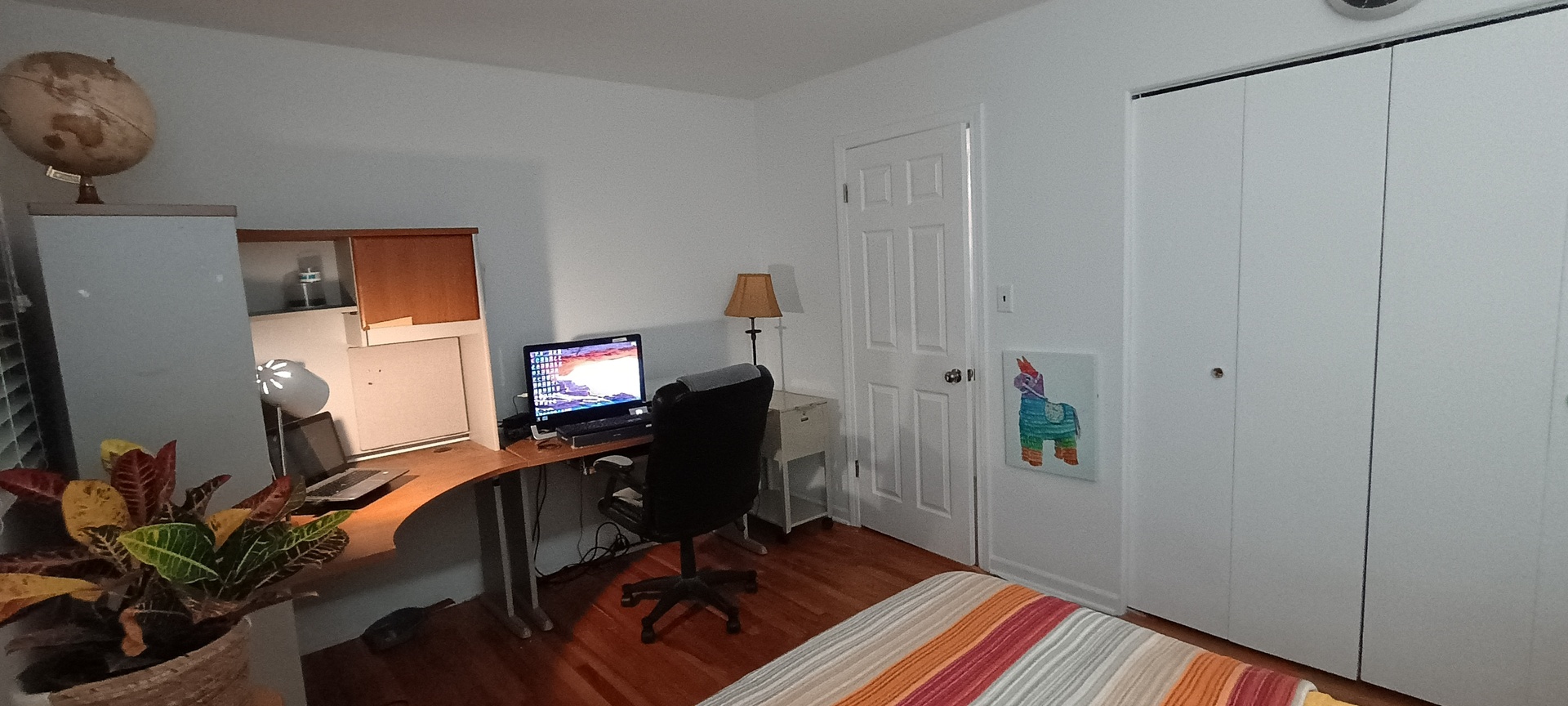 18751 Kings Road Homewood, IL 60430 - Photo 22 of 35 a room with furniture and a potted plant