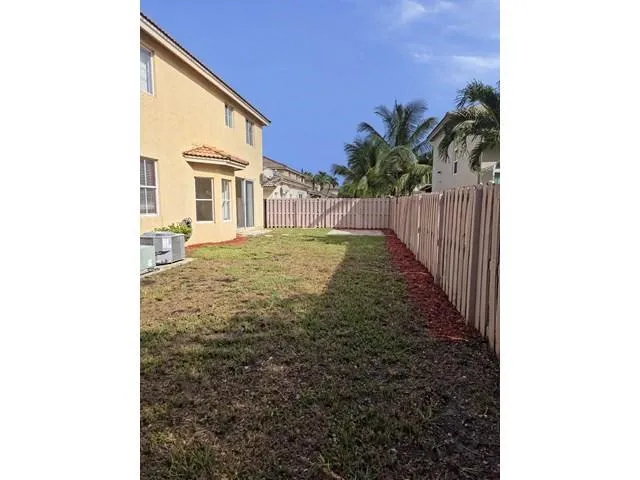 a view of a back yard