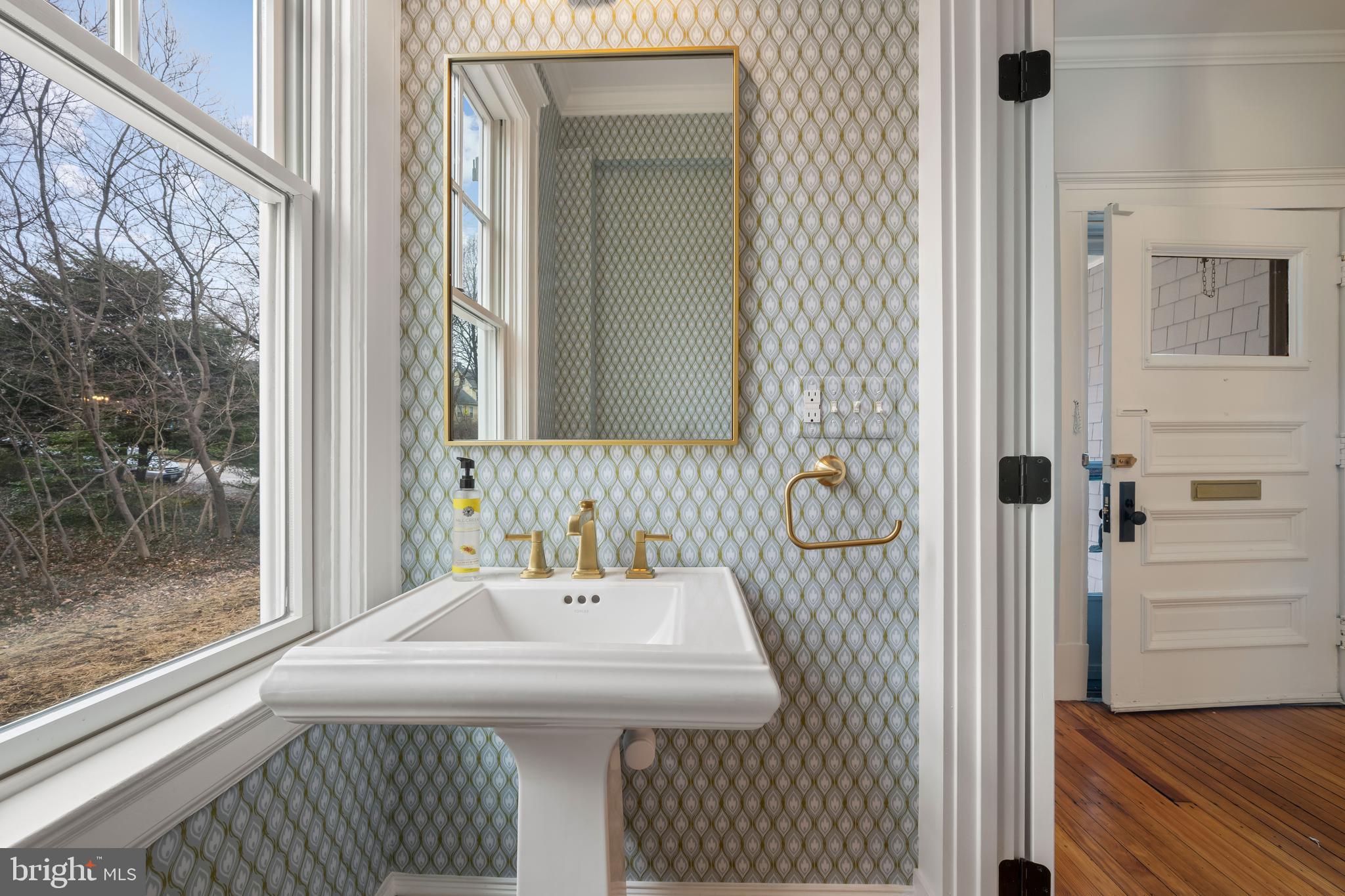 520 Woodlawn Road Baltimore, MD 21210 - Photo 17 of 39 a bathroom with a sink a toilet and shower