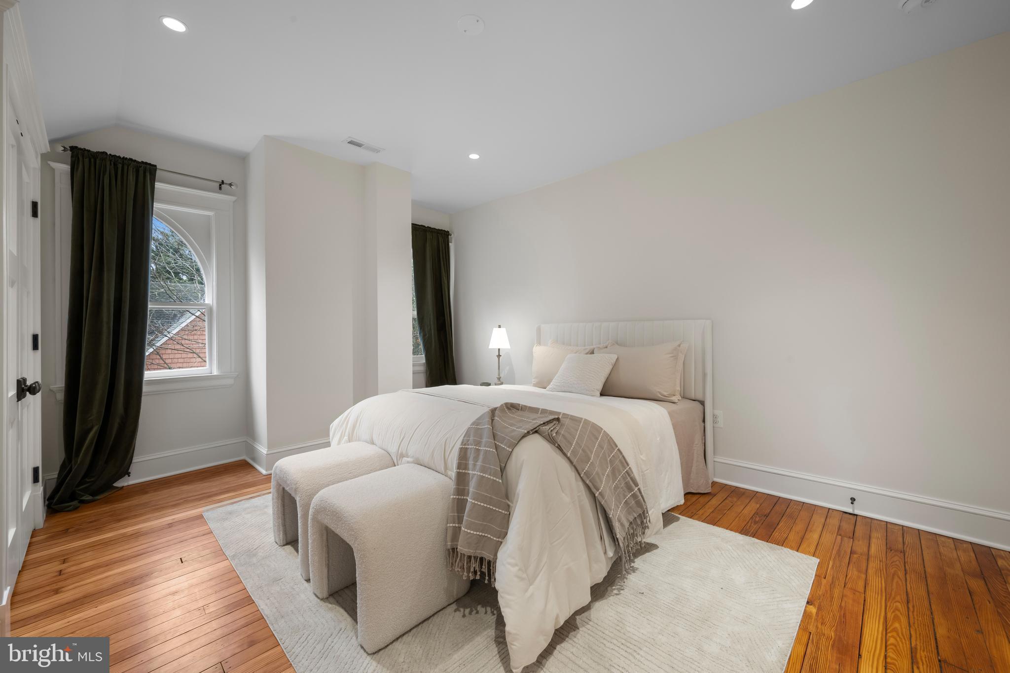 520 Woodlawn Road Baltimore, MD 21210 - Photo 24 of 39 a bedroom with a bed and a mirror