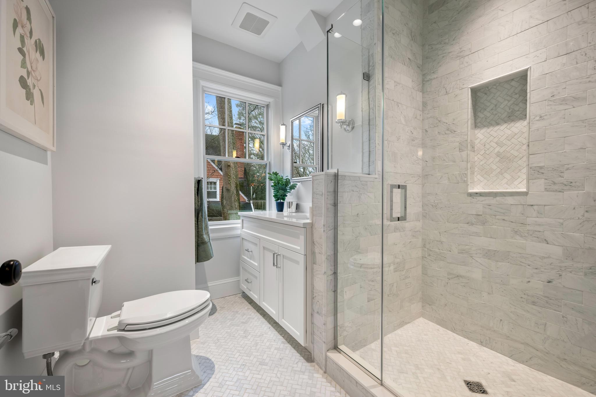 520 Woodlawn Road Baltimore, MD 21210 - Photo 32 of 39 a bathroom with a toilet sink and shower