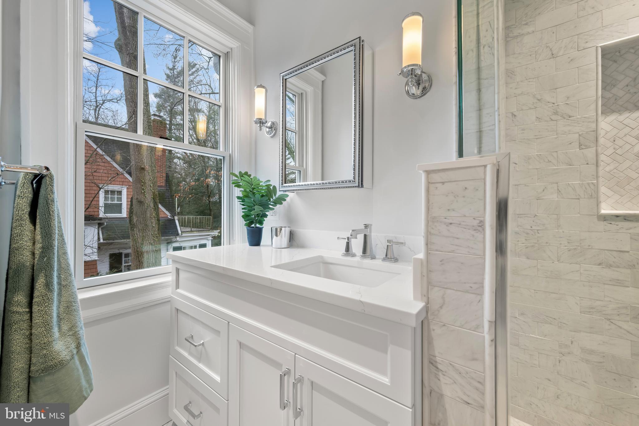 520 Woodlawn Road Baltimore, MD 21210 - Photo 33 of 39 a bathroom with a sink and a mirror