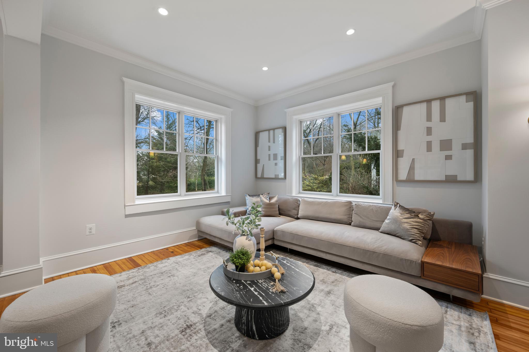 520 Woodlawn Road Baltimore, MD 21210 - Photo 8 of 39 a living room with furniture and a large window