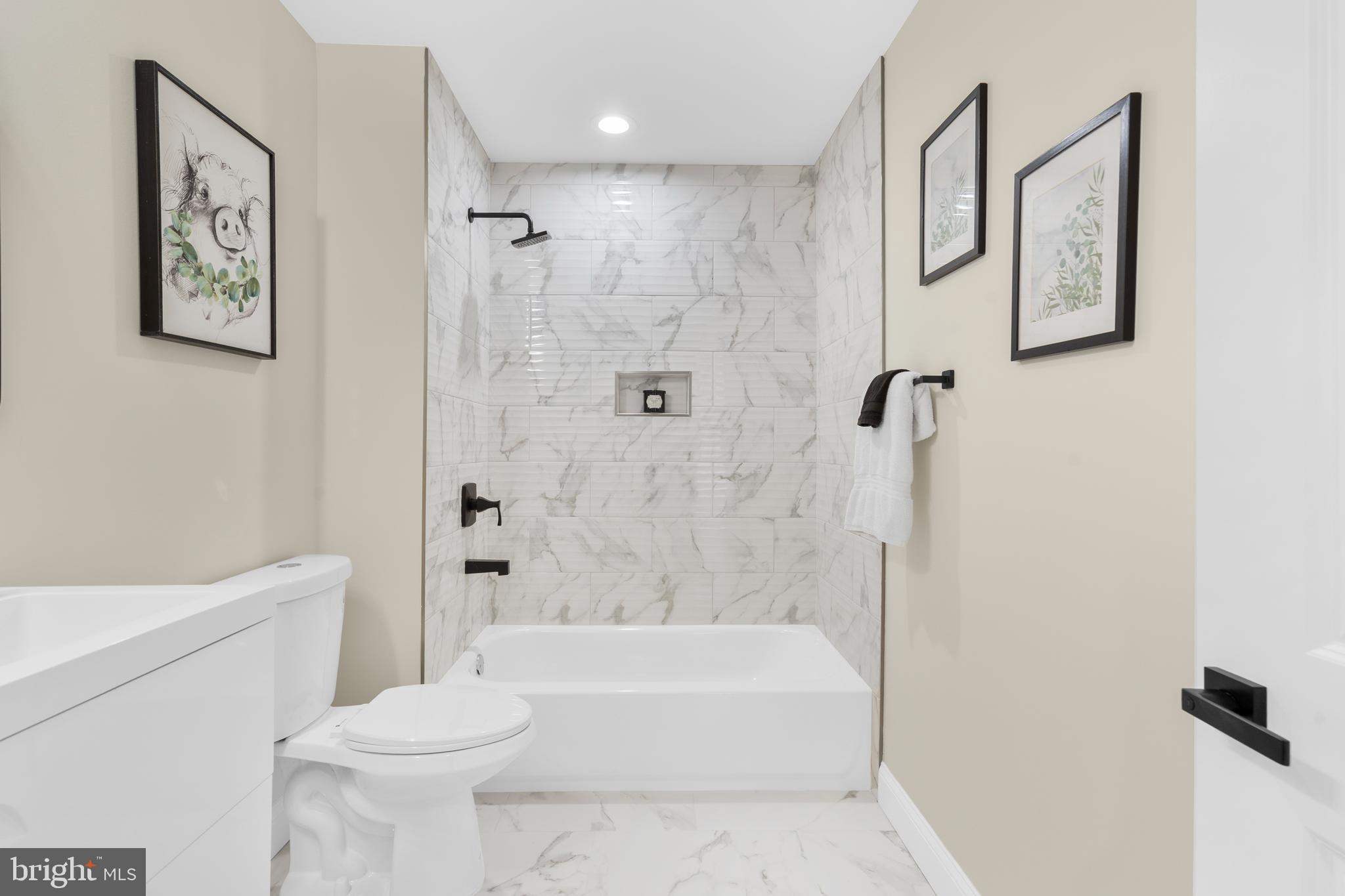 120 Canterbury Road Mount Laurel, NJ 08054 - Photo 17 of 46 a bathroom with a toilet a sink a bath tub and mirror