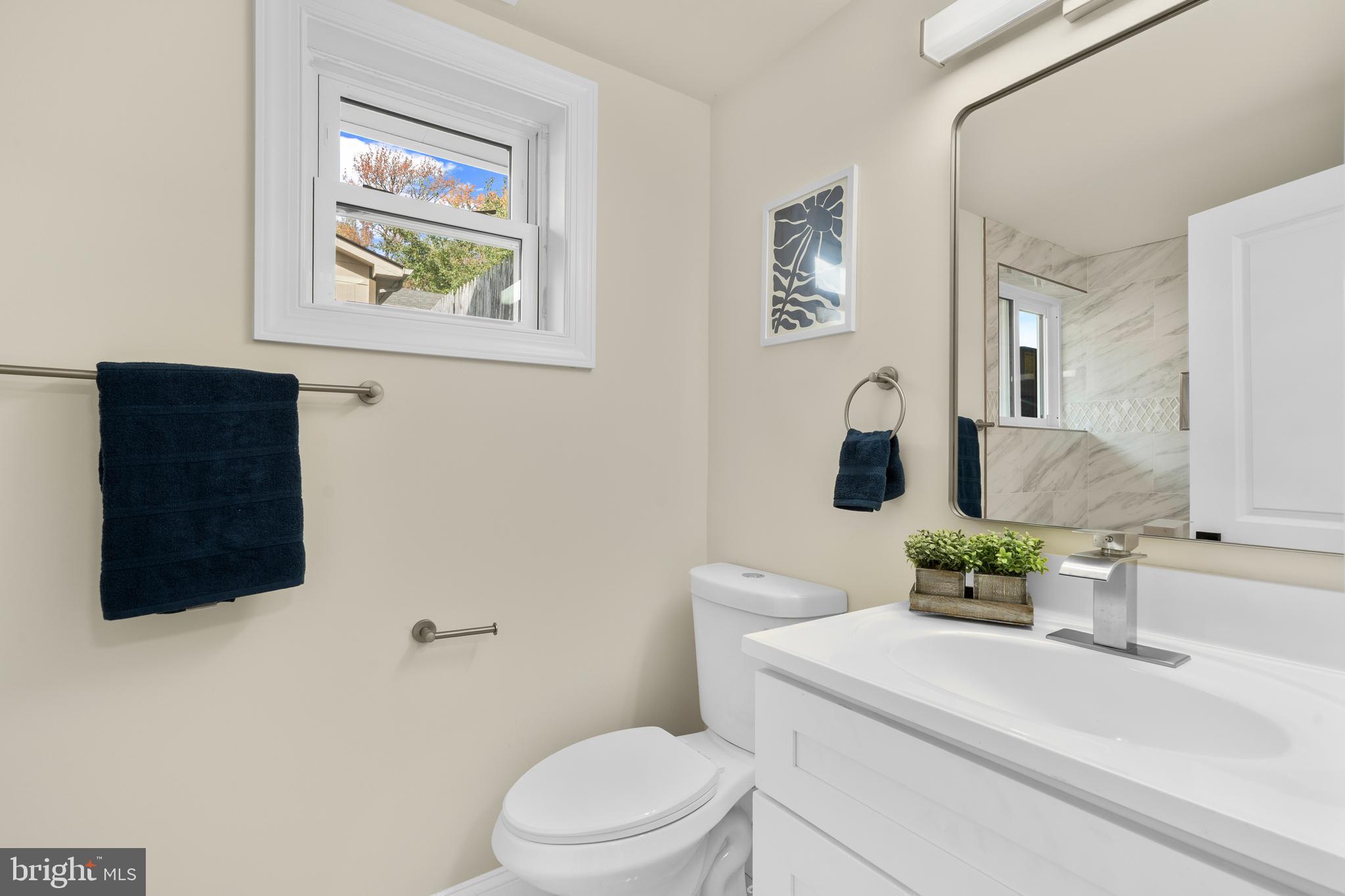 120 Canterbury Road Mount Laurel, NJ 08054 - Photo 18 of 46 a bathroom with a toilet a sink and mirror