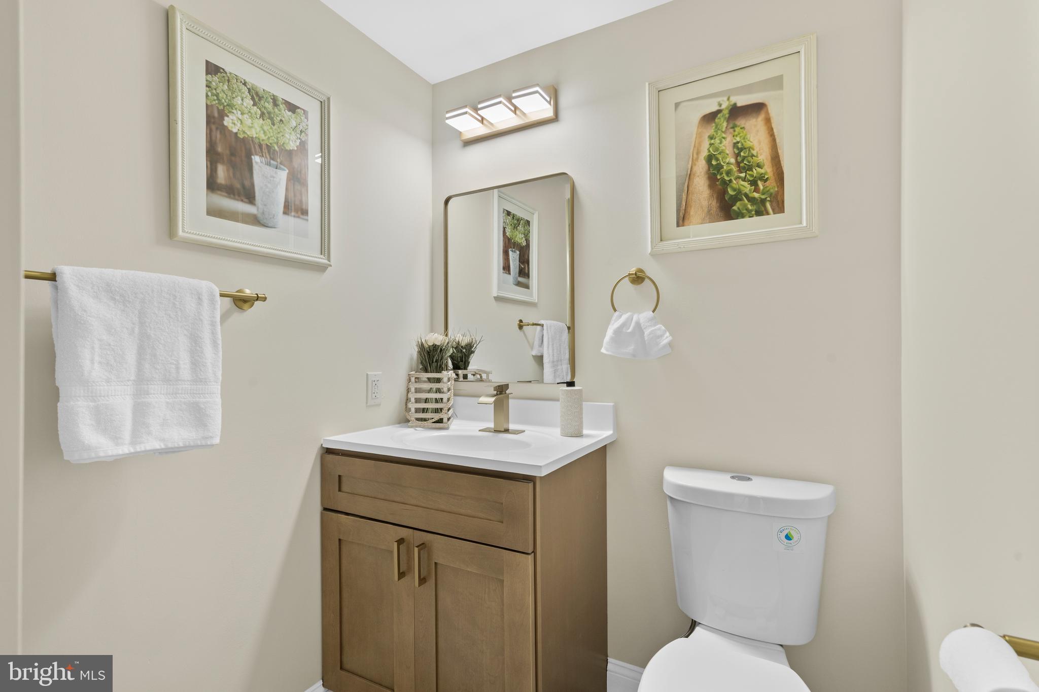 120 Canterbury Road Mount Laurel, NJ 08054 - Photo 38 of 46 a bathroom with a toilet a sink and mirror