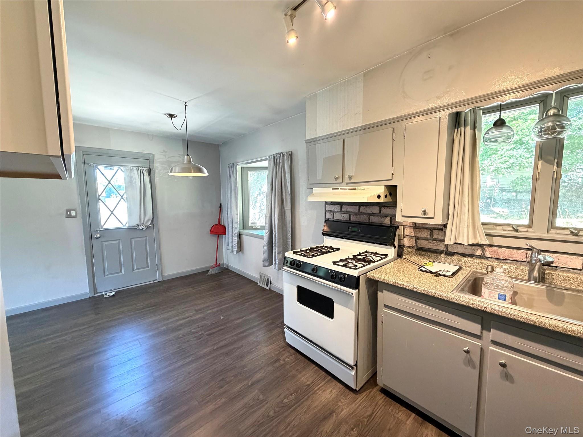 5 Robin Road Selden, NY 11784 - Photo 4 of 21