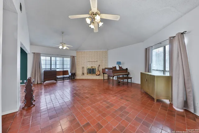 $1,750 | 631 North San Bernardo Avenue, San Antonio, TX 78228