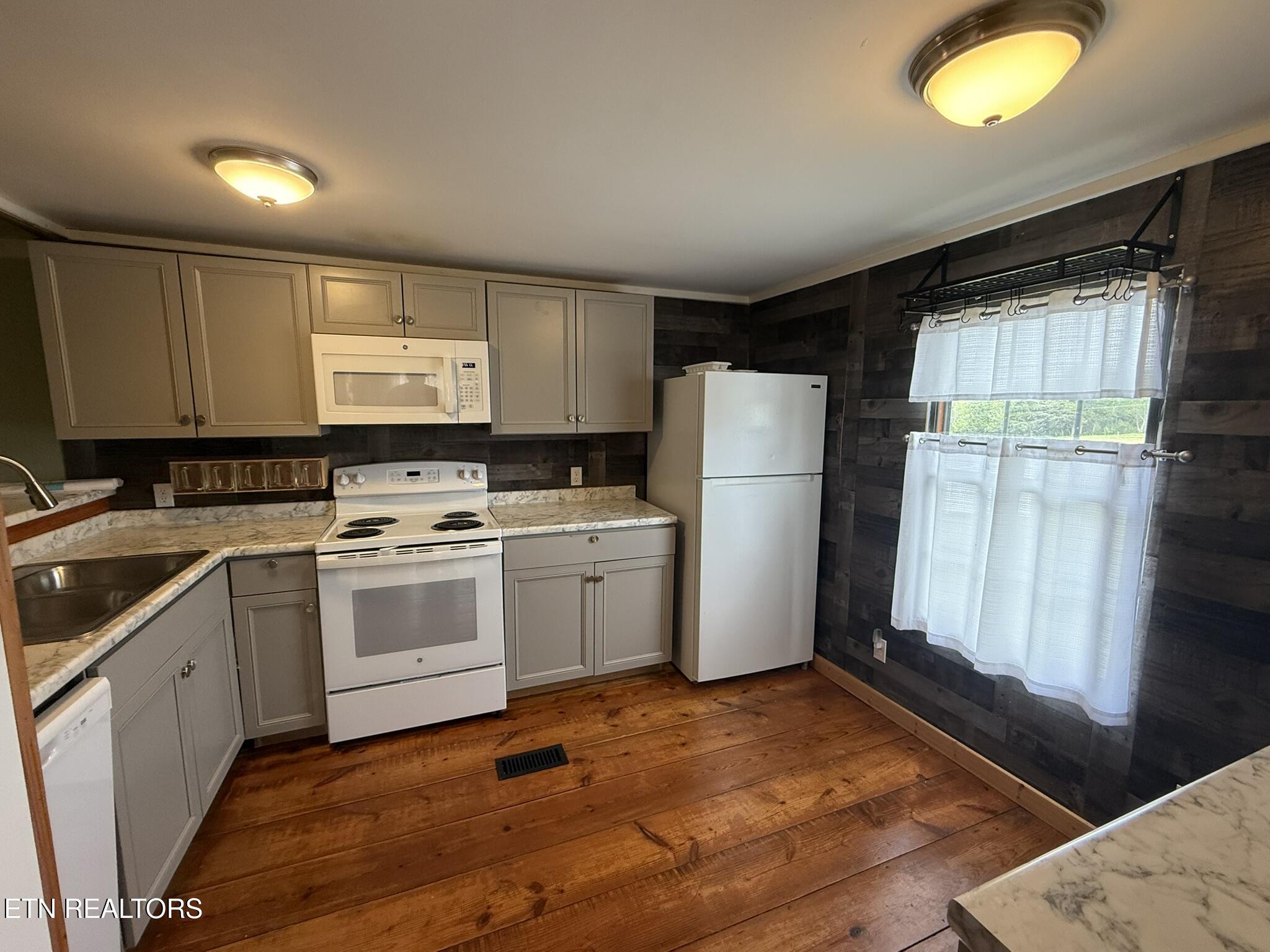 273 Thompson Road Madisonville, TN 37354 - Photo 7 of 22 IMG_2856