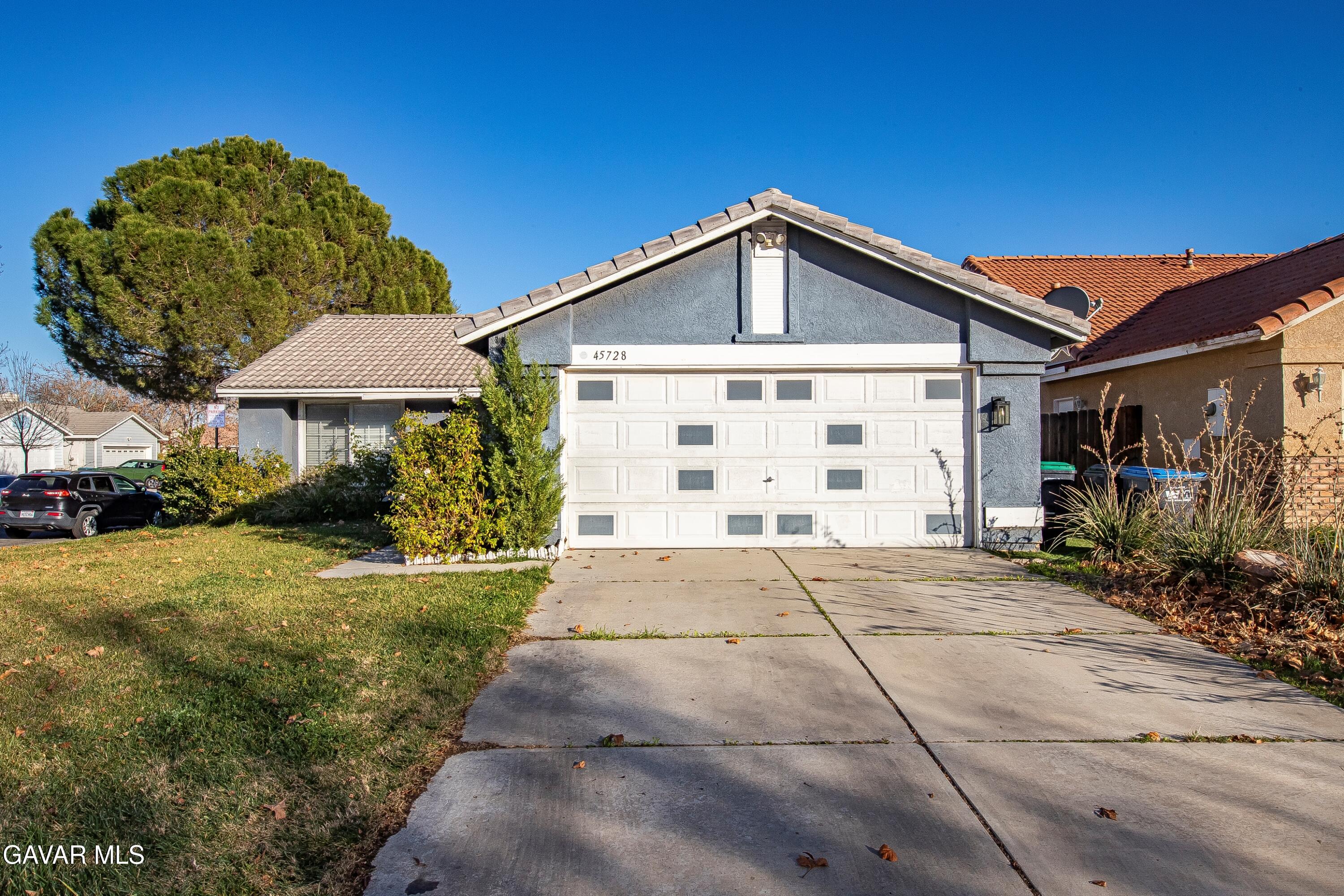 45728 Balmoral Court Lancaster, CA 93534 - Photo 2 of 42 IMG_3564_MLS
