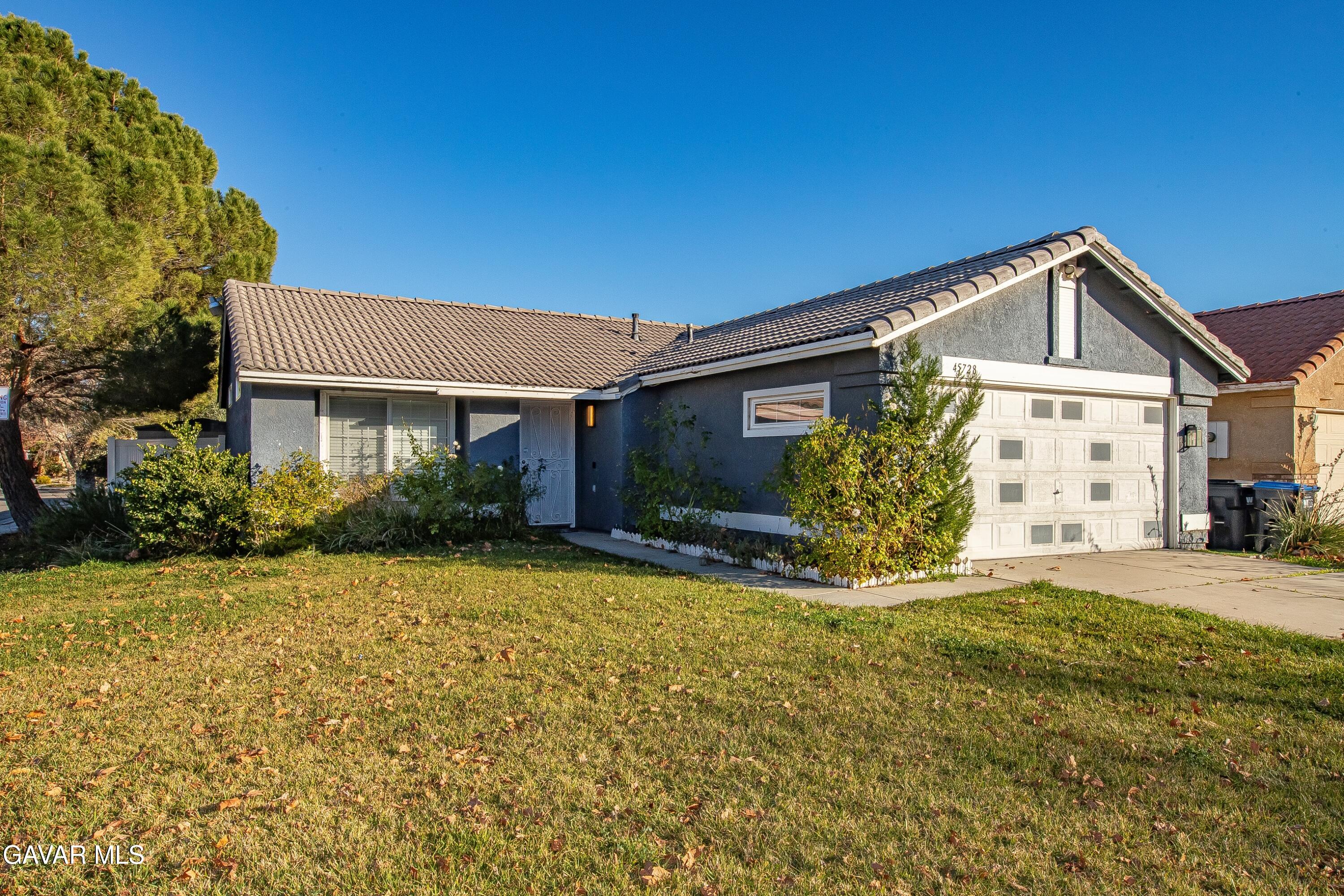 45728 Balmoral Court Lancaster, CA 93534 - Photo 3 of 42 IMG_3565_MLS
