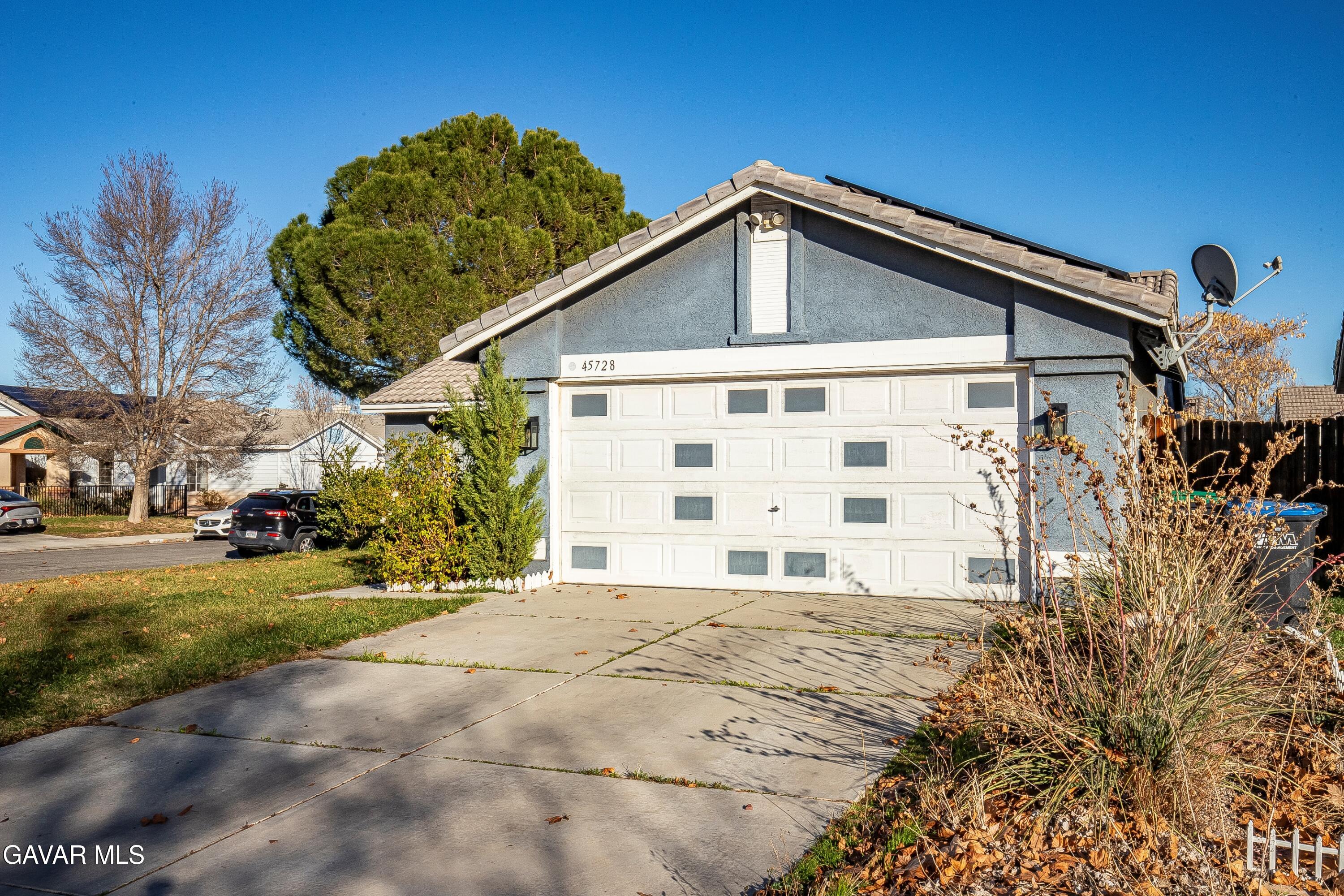 45728 Balmoral Court Lancaster, CA 93534 - Photo 4 of 42 IMG_3566_MLS