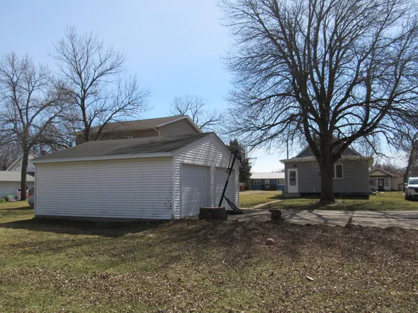 $139,500 | 302 West 5th Avenue, Lakefield, MN 56150
