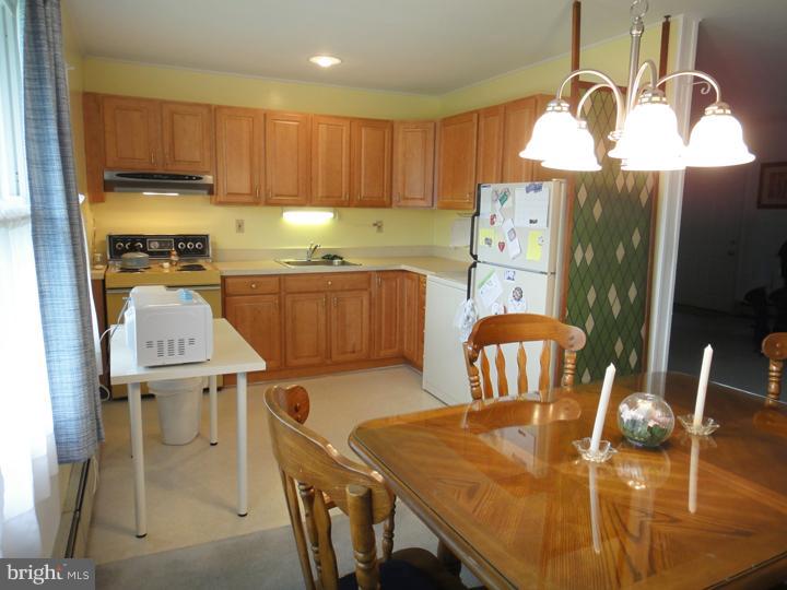 22 Quakeroak Road Levittown, PA 19057 - Photo 14 of 16 Kitchen