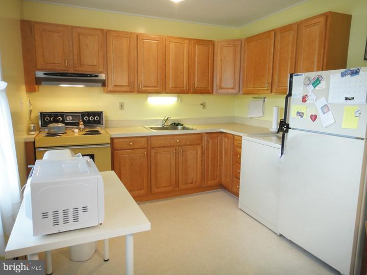 22 Quakeroak Road Levittown, PA 19057 - Photo 3 of 16 Kitchen