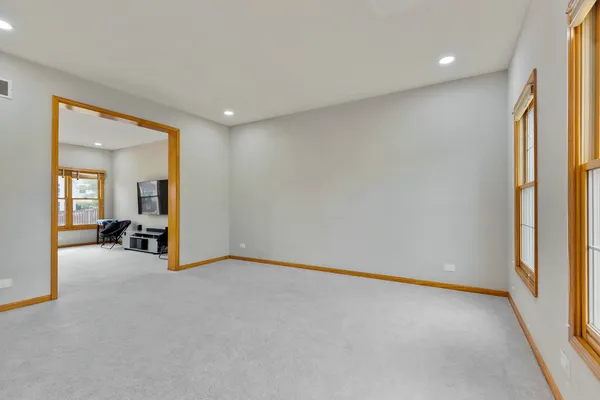 $4,000 | 2052 Gardner Circle East, Aurora, IL 60503