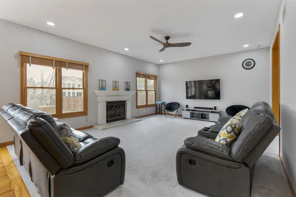 $4,000 | 2052 Gardner Circle East, Aurora, IL 60503