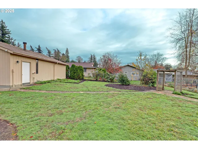 a view of a fountain in front of the house